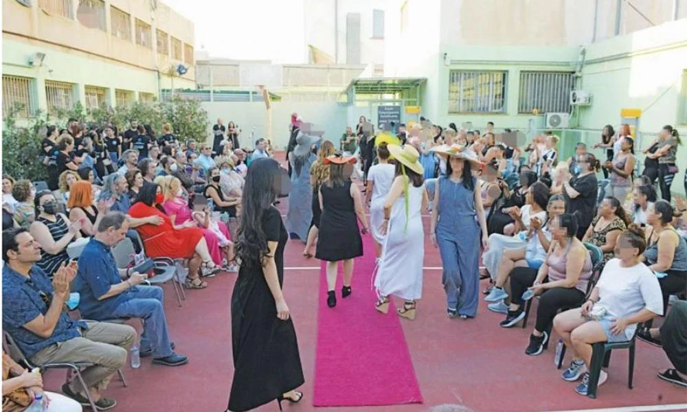 Πασαρέλα στις φυλακές Κορυδαλλού έκανε η «μαύρη χήρα της Κοιλάδας» (Βίντεο)